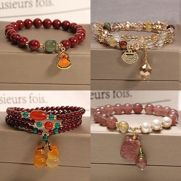 Sieviešu rokassprādze ar krellēm un kuloniem