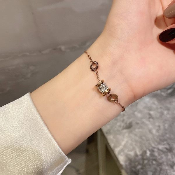 Γυναικείο κομψό και κομψό βραχιόλι με διακοσμητικές πέτρες