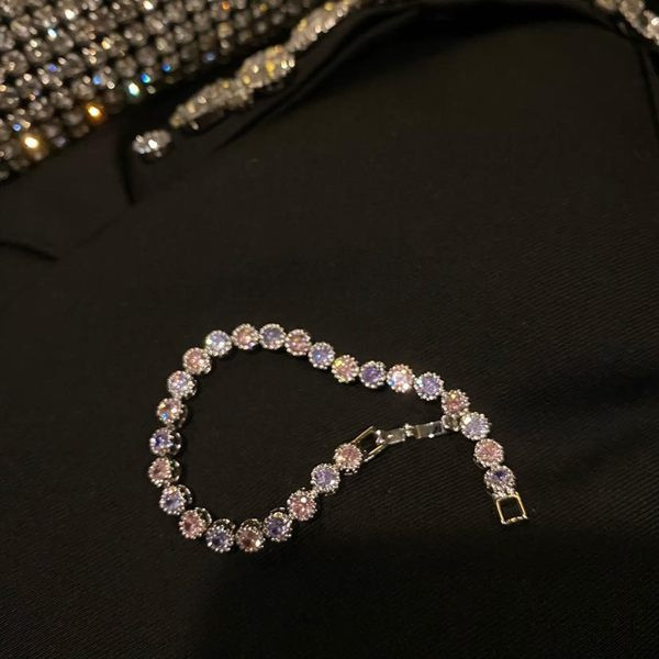 Elegantna narukvica s kamenčićima