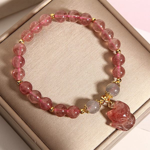 Ženska narukvica s perlama u boji i privjeskom