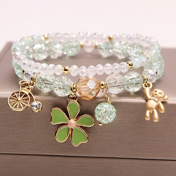 Värviline kivide ja ripatsidega käevõru