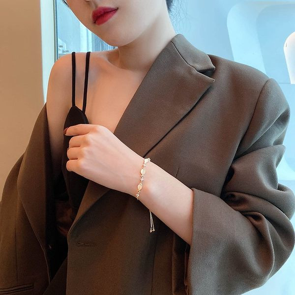 Χρυσό γυναικείο βραχιόλι με πέρλες και πέτρες