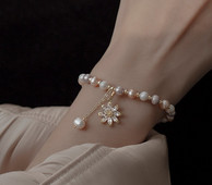 Naiste pärlitega käevõru ja dekoratiivkividega lilleline ripats