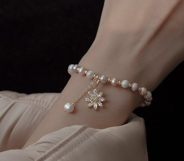 Naiste pärlitega käevõru ja dekoratiivkividega lilleline ripats