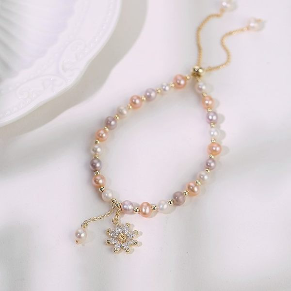 Naiste pärlitega käevõru ja dekoratiivkividega lilleline ripats