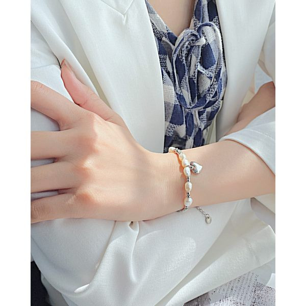 Μοντέρνο βραχιόλι με μενταγιόν καρδιά