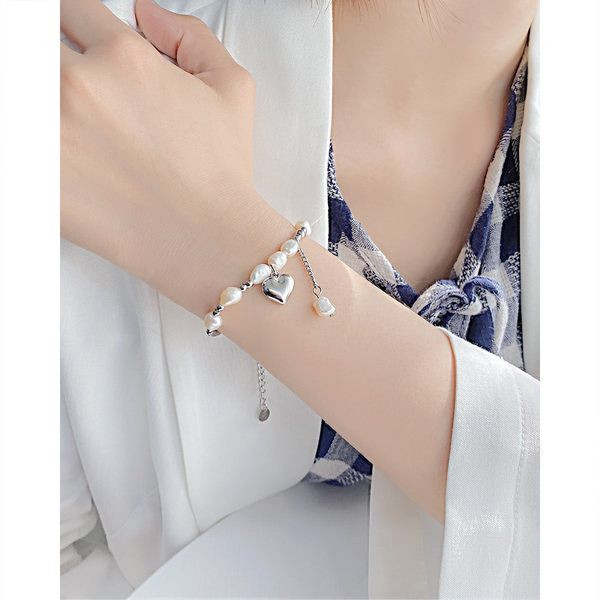 Μοντέρνο βραχιόλι με μενταγιόν καρδιά