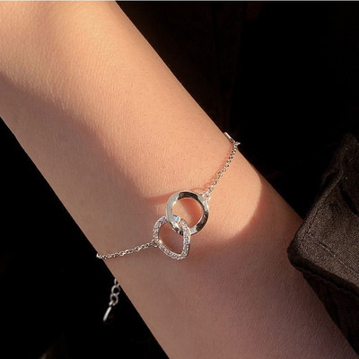 Μοντέρνο γυναικείο λεπτό βραχιόλι σε ασημί χρώμα