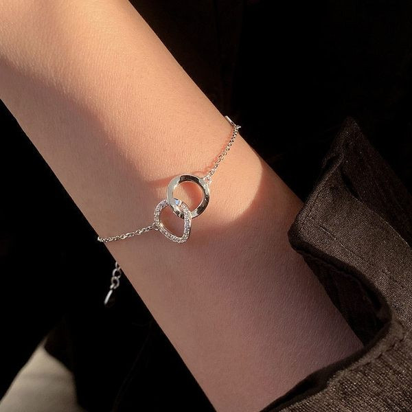 Μοντέρνο γυναικείο λεπτό βραχιόλι σε ασημί χρώμα