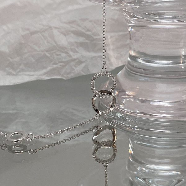 Μοντέρνο γυναικείο λεπτό βραχιόλι σε ασημί χρώμα