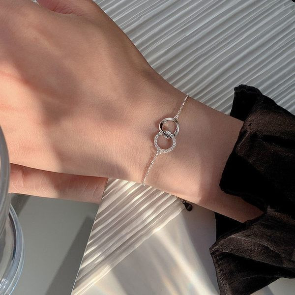 Μοντέρνο γυναικείο λεπτό βραχιόλι σε ασημί χρώμα