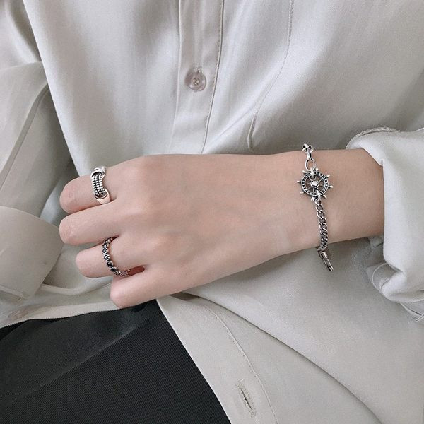 Μοντέρνο γυναικείο βραχιόλι σε ασημί χρώμα