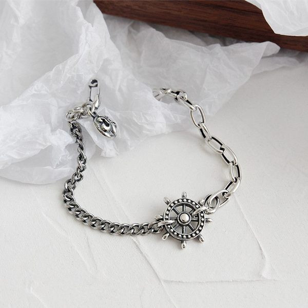 Μοντέρνο γυναικείο βραχιόλι σε ασημί χρώμα