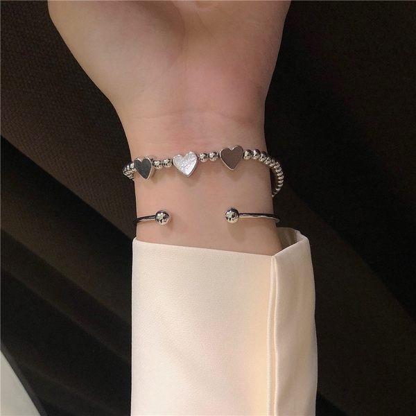 Ženska retro narukvica sa privjeskom srcima