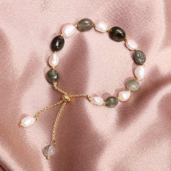 Nježna ženska narukvica u boji perli