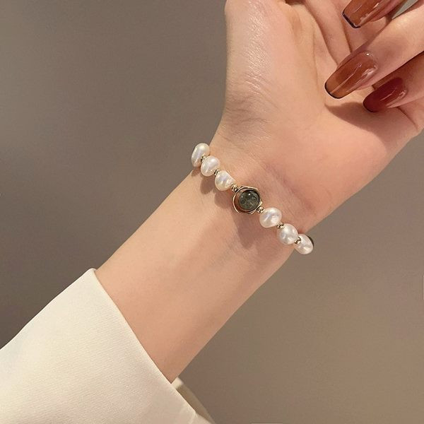 Μοντέρνο γυναικείο βραχιόλι με πέτρες