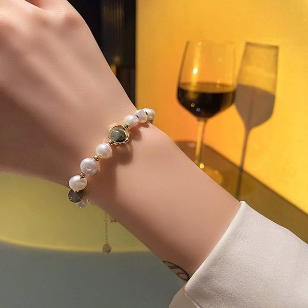 Μοντέρνο γυναικείο βραχιόλι με πέτρες