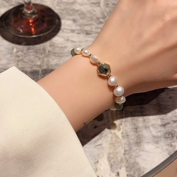 Μοντέρνο γυναικείο βραχιόλι με πέτρες