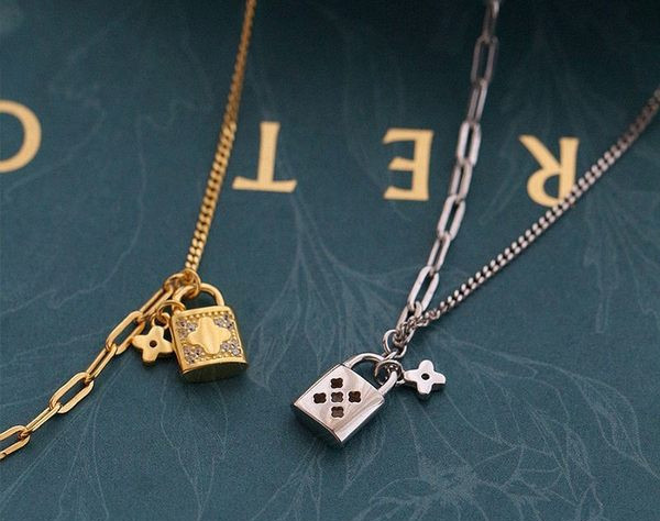 Naiste moodne käevõru, mis on kaunistatud neljalehelise ristiku ja tabalukuga