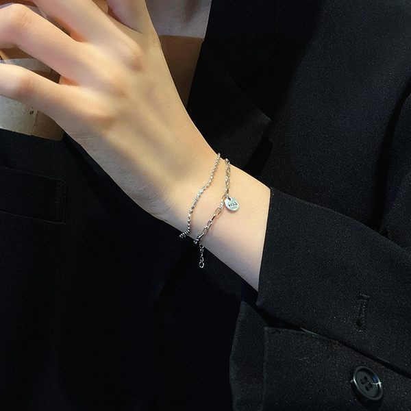 Dvoredna ženska narukvica u srebrnoj boji