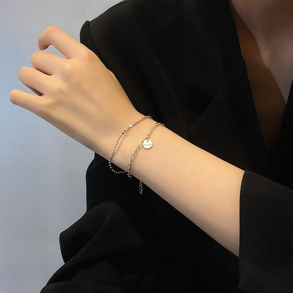 Dvoredna ženska narukvica u srebrnoj boji