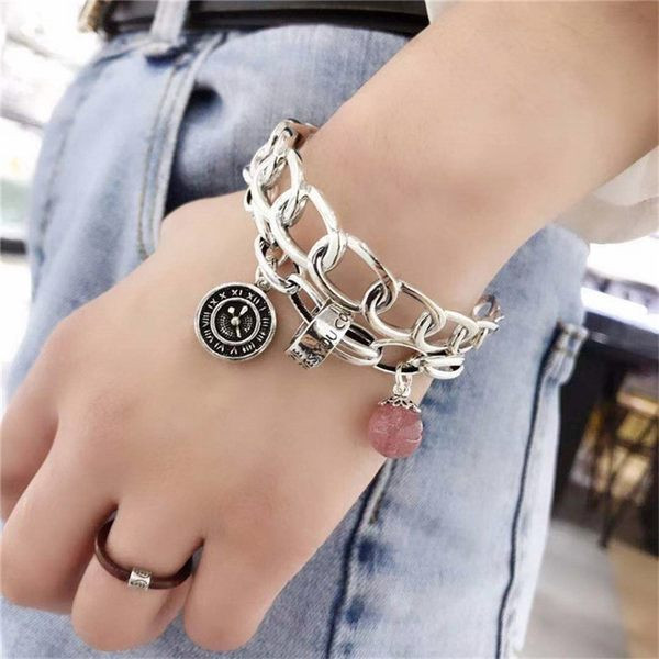 Dvostruka narukvica s velikom pletenicom i privjescima