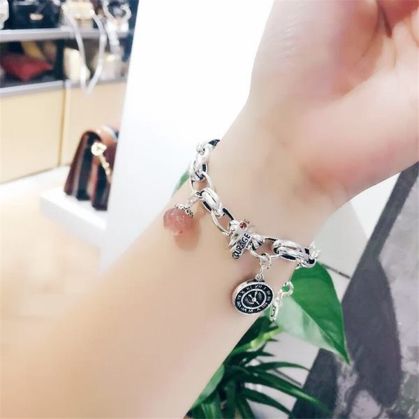 Dvostruka narukvica s velikom pletenicom i privjescima