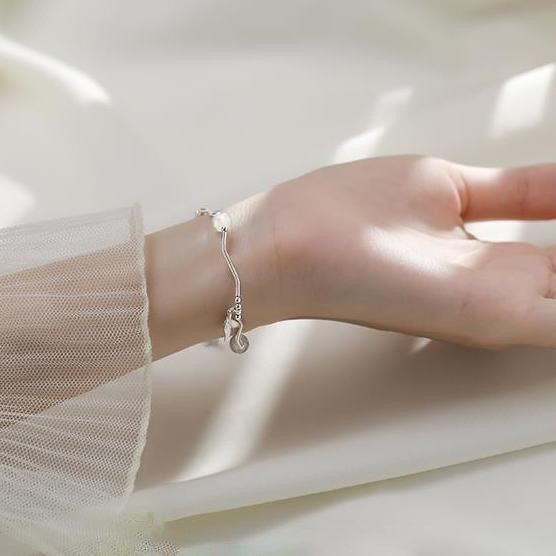 Õrn hõbedast käevõru ripatsiga