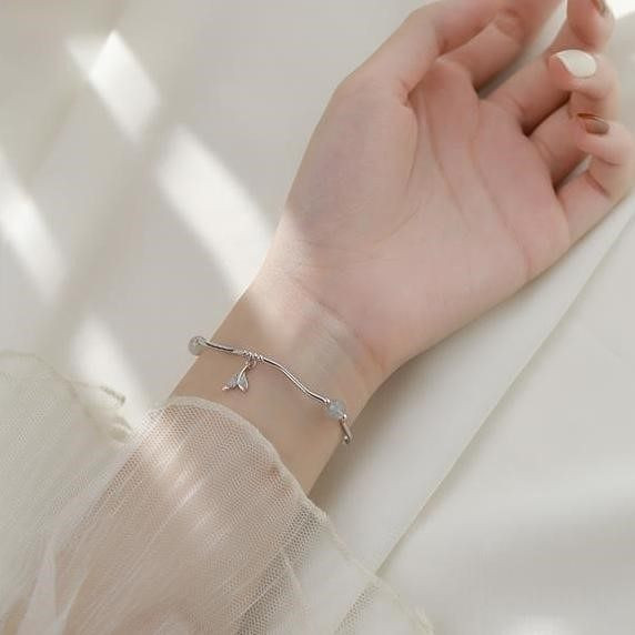 Õrn hõbedast käevõru ripatsiga