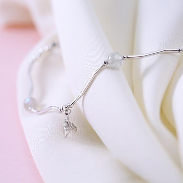 Õrn hõbedast käevõru ripatsiga