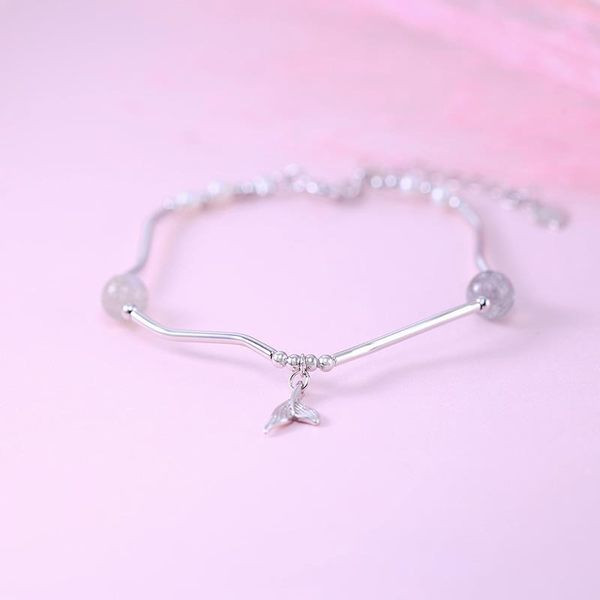 Õrn hõbedast käevõru ripatsiga