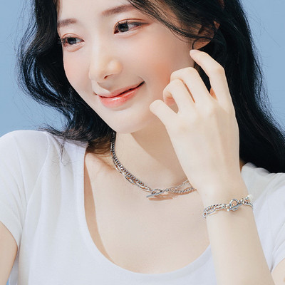 Hõbedase värvi ja pärlitega kaherealine käevõru