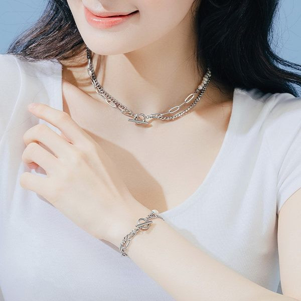 Hõbedase värvi ja pärlitega kaherealine käevõru