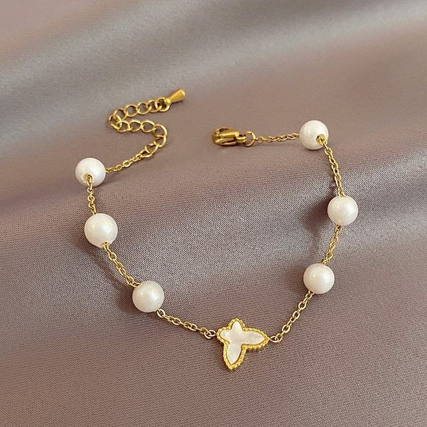 Μοντέρνο γυναικείο βραχιόλι διακοσμημένο με πέρλες και πεταλούδες