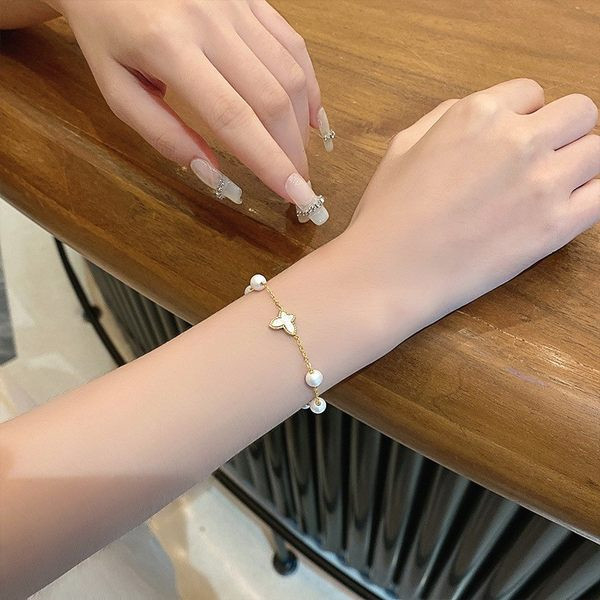 Μοντέρνο γυναικείο βραχιόλι διακοσμημένο με πέρλες και πεταλούδες