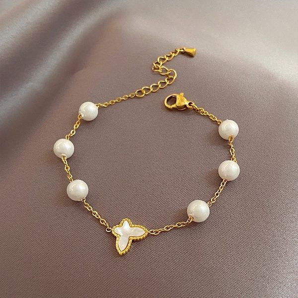 Μοντέρνο γυναικείο βραχιόλι διακοσμημένο με πέρλες και πεταλούδες