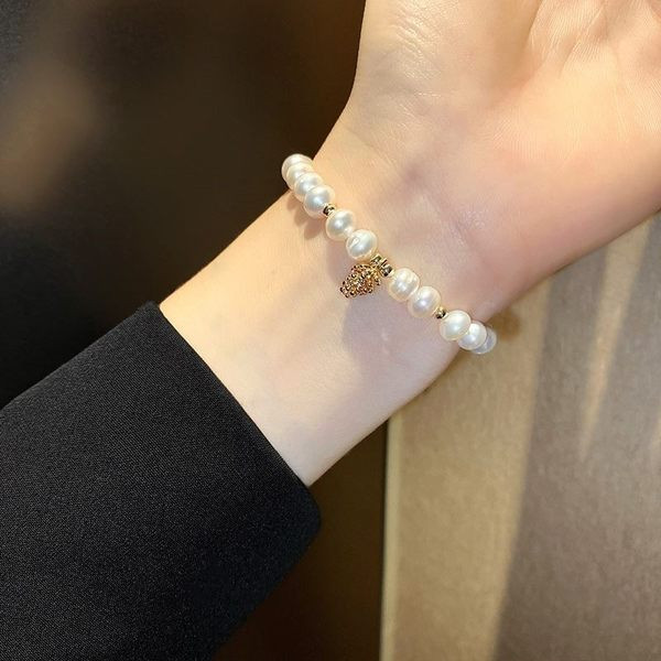 Μοντέρνο γυναικείο μαργαριτάρι βραχιόλι με μενταγιόν