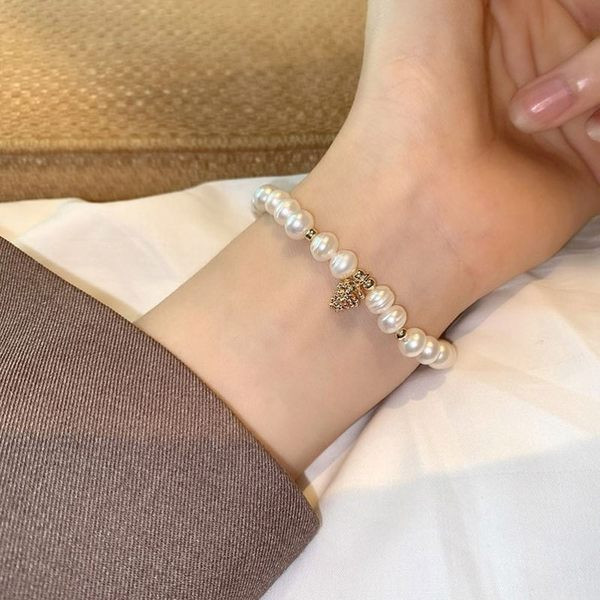 Μοντέρνο γυναικείο μαργαριτάρι βραχιόλι με μενταγιόν