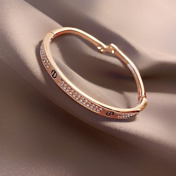 Ženska narukvica sa ukrasnim kamenčićima