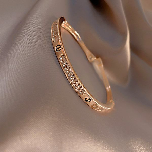 Ženska narukvica sa ukrasnim kamenčićima