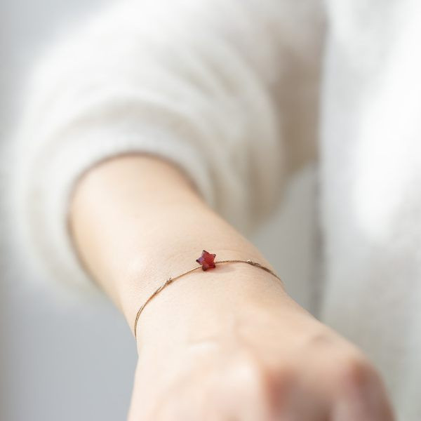 Λεπτό γυναικείο βραχιόλι με διακόσμηση σε σχήμα αστεριού