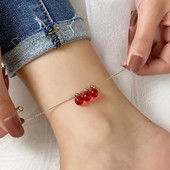 Μοντέρνο γυναικείο βραχιόλι ποδιών με κόκκινες πέτρες