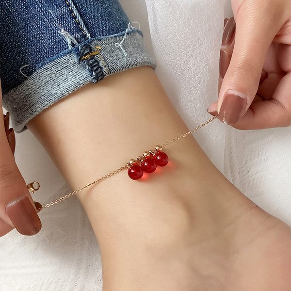 Μοντέρνο γυναικείο βραχιόλι ποδιών με κόκκινες πέτρες