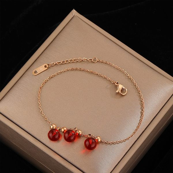 Μοντέρνο γυναικείο βραχιόλι ποδιών με κόκκινες πέτρες