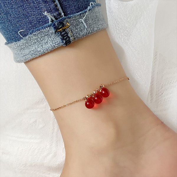 Μοντέρνο γυναικείο βραχιόλι ποδιών με κόκκινες πέτρες