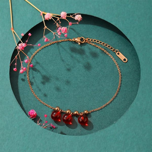 Μοντέρνο γυναικείο βραχιόλι ποδιών με κόκκινες πέτρες