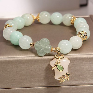 Μοντέρνο γυναικείο βραχιόλι με πέτρες και μενταγιόν