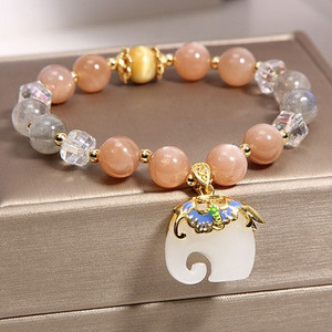 Μοντέρνο γυναικείο βραχιόλι με πέτρες και μενταγιόν