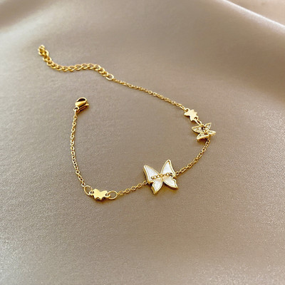 Moderna ženska narukvica ukrašena leptirićima