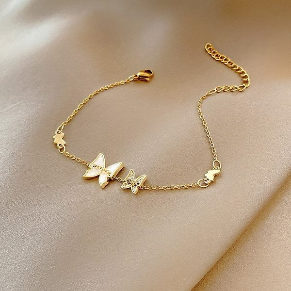 Moderna ženska narukvica ukrašena leptirićima